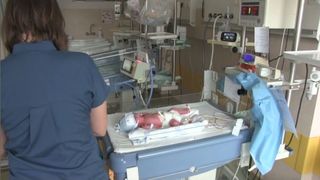 Bebeluși ucraineni născuți pe păm&acirc;nt rom&acirc;nesc. Unul dintre ei s-a născut &icirc;n tabăra pentru refugiați