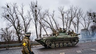 Soldații ruși se află la 25 de kilometri în afara capitalei Kiev. Se duc lupte în sud, în Mariupol și Mykolaiv, informează SUA