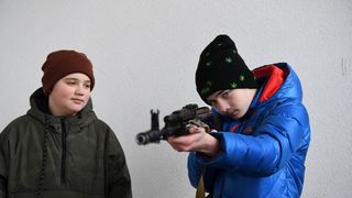 Ucraineni se pregătesc pentru a lupta împotriva rușilor. Mii de femei și copii sunt învățați cum să tragă cu mitraliera