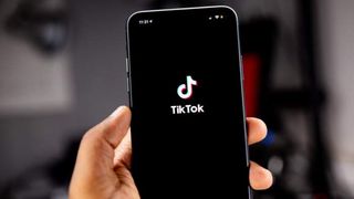 tiktok &icirc;și suspendă serviciile din rusia