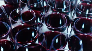 De ce se beau 44 de pahare de vin pe 9 martie. Care este semnificația acestei tradiții