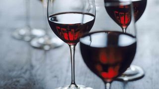 De ce se beau 44 de pahare de vin pe 9 martie. Care este semnificația acestei tradiții