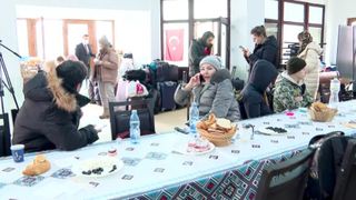 VIDEO | Din ce în ce mai mulți oamenii fug din Ucraina din calea bombardamentelor