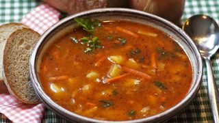 M&acirc;ncare caldă pentru refugiații din București asigurată de restaurantele din Capitală