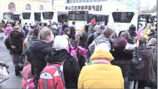 VIDEO | Mii de ucraineni care fug din calea războiului își găsesc adăpost în România. Numai la Ploiești au ajuns ieri 400 de refugiați