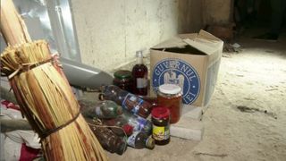 VIDEO | Locatarii mai multor blocuri au fost puși să elibereze buncărele în care erau depozitate borcane cu murături