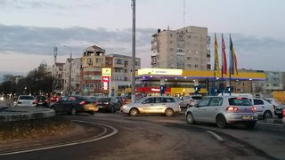Cozi de sute de metri la benzinării. Sute de șoferi merg să alimenteze