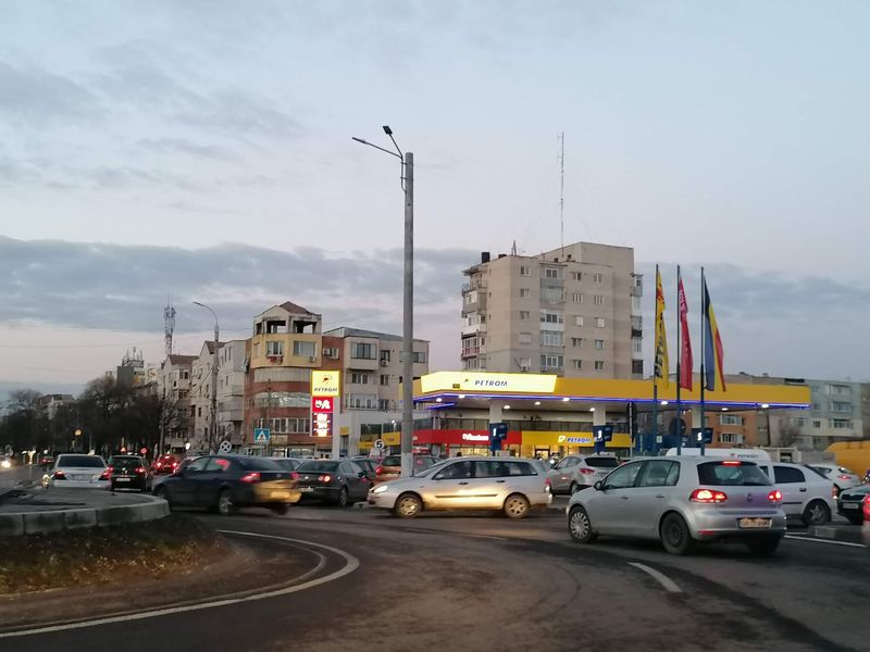 Cozi de sute de metri la benzinării. Sute de șoferi merg să alimenteze