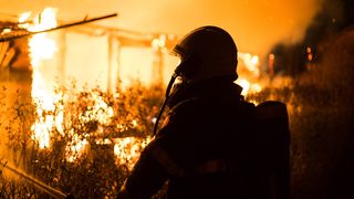 Două fetițe au fost cuprinse de flăcări în timp ce se jucau în fânar