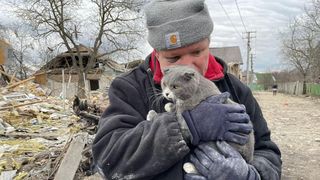 Imaginile durerii! Un ucrainean &icirc;și ţine &icirc;n braţe pisica, singurul membru al familiei rămas &icirc;n viaţă după ce a &icirc;nceput războiul: ,,Fiica mea a murit &icirc;n scaunul cu rotile"