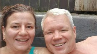 Imaginile durerii! Un ucrainean își ţine în braţe pisica, singurul membru al familiei rămas în viaţă după ce a început războiul: ,,Fiica mea a murit în scaunul cu rotile"