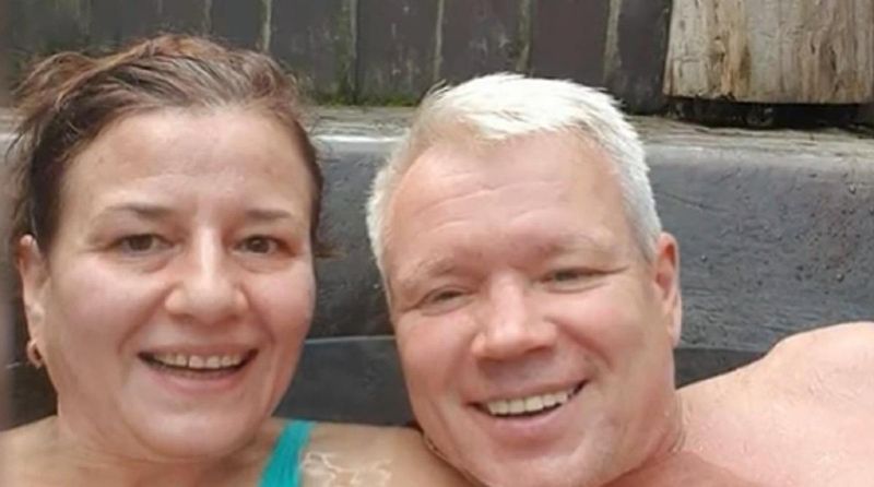 Imaginile durerii! Un ucrainean își ţine în braţe pisica, singurul membru al familiei rămas în viaţă după ce a început războiul: ,,Fiica mea a murit în scaunul cu rotile"