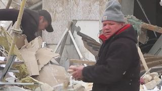 Imaginile durerii! Un ucrainean &icirc;și ţine &icirc;n braţe pisica, singurul membru al familiei rămas &icirc;n viaţă după ce a &icirc;nceput războiul: ,,Fiica mea a murit &icirc;n scaunul cu rotile"