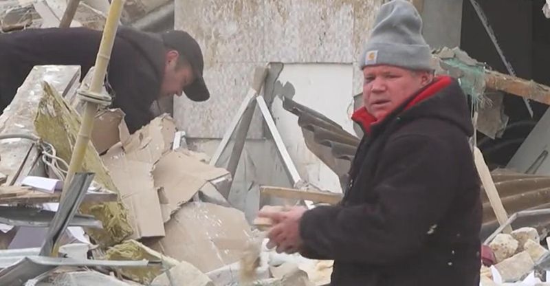 Imaginile durerii! Un ucrainean își ţine în braţe pisica, singurul membru al familiei rămas în viaţă după ce a început războiul: ,,Fiica mea a murit în scaunul cu rotile"