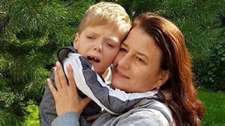 Imaginile durerii! Un ucrainean &icirc;și ţine &icirc;n braţe pisica, singurul membru al familiei rămas &icirc;n viaţă după ce a &icirc;nceput războiul: ,,Fiica mea a murit &icirc;n scaunul cu rotile"