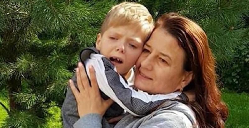 Imaginile durerii! Un ucrainean își ţine în braţe pisica, singurul membru al familiei rămas în viaţă după ce a început războiul: ,,Fiica mea a murit în scaunul cu rotile"