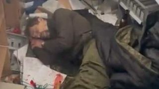 Imagini inedite cu un soldat rus, găsit leșinat într-un magazin din Ucraina. Bărbatul a consumat multe băuturi alcoolice