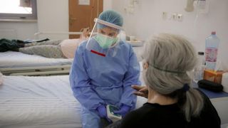 Ce se &icirc;nt&acirc;mplă cu personalul angajat &icirc;n timpul stării de alertă pe perioadă determinată. Proiect de lege adoptat de Camera Deputaților