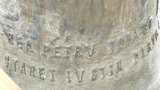 Trei indivizi au furat, &icirc;n miez de noapte, un clopot de 300 de kilograme de la o biserică din județul Iași. S-au folosit de o căruță trasă de un singur cal