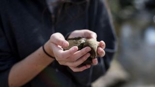 femeia care măn&acirc;ncă pietre zilnic