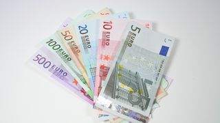 Curs valutar BNR azi, 11 martie 2022. Ce se &icirc;nt&acirc;mplă cu euro la casele de schimb valutar?