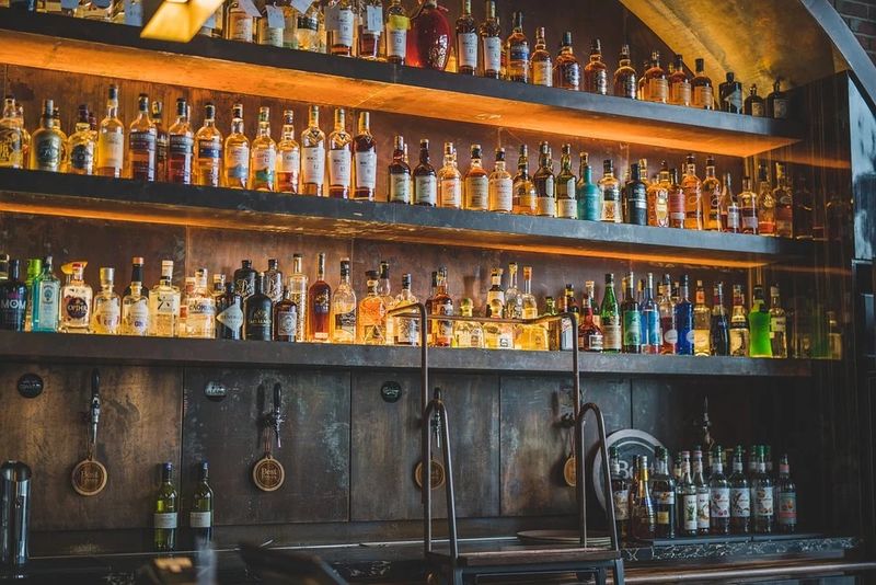 sua interzice  importurile de votcă, diamante şi fructe de mare din Rusia