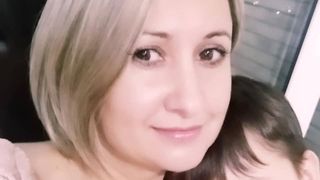 o-mama-si-fiul-ei-ingropati-langa-bloc