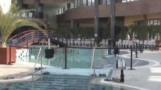 VIDEO - Un pedofil de 49 de ani a filmat mai mulți copii la un aquapark din Oradea pentru a face materiale pornografice cu ei. Ofițerii DIICOT au descoperit &icirc;n casa bărbatului peste 20 de materiale pornografice cu minori