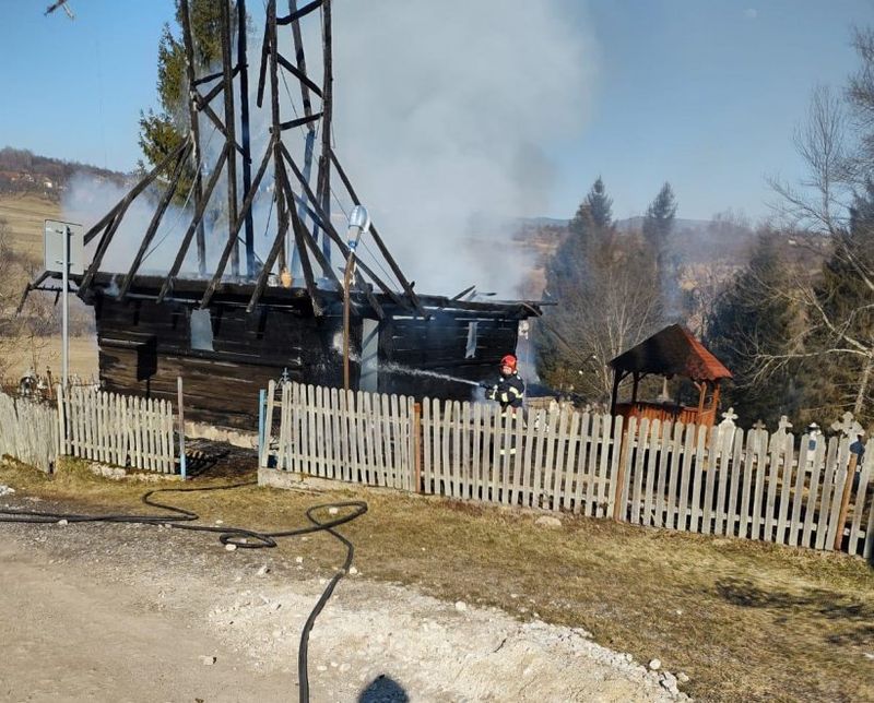 O biserică de lemn din Arad, care datează din anul 1724, a ars în întregime într-un incendiu