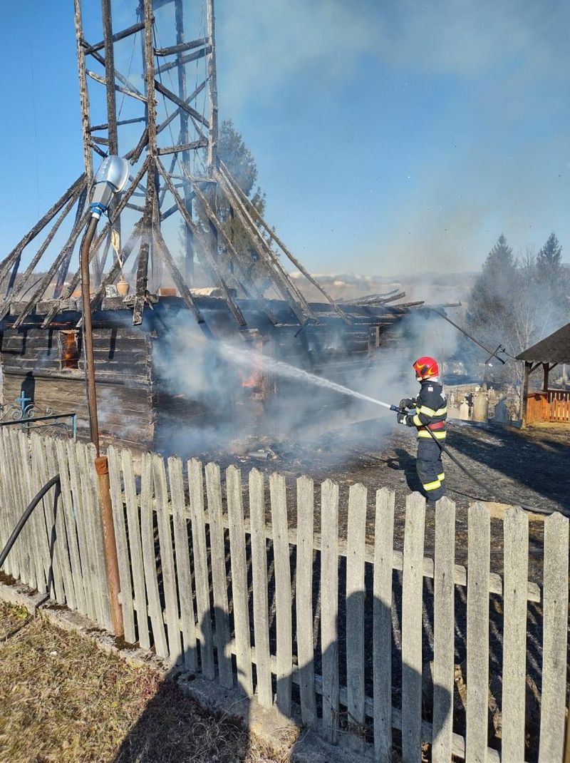 O biserică de lemn din Arad, care datează din anul 1724, a ars în întregime într-un incendiu