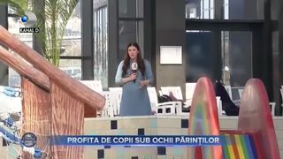 Profita de copii sub ochii părinților