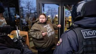 Un bărbat s-a legat de ușa unui McDonald's, după ce restaurantul a fost închis din cauza războiului, în Rusia: „Ne-au hrănit timp de 30 de ani”