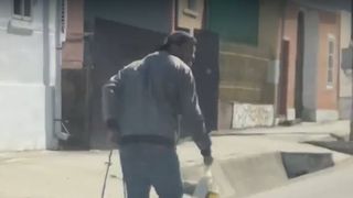 Un sibian a aruncat 4 pui de cățel la gunoi, iar pe mama lor a abandonat-o la adăpost. Bărbatul s-a ales cu dosar penal