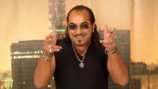 Opt persoane au fost trimise &icirc;n judecată, după ce doi indivizi au fost prinși la volan cu acte false. Numele manelistului Romeo Fantastik se regăsește &icirc;n dosar