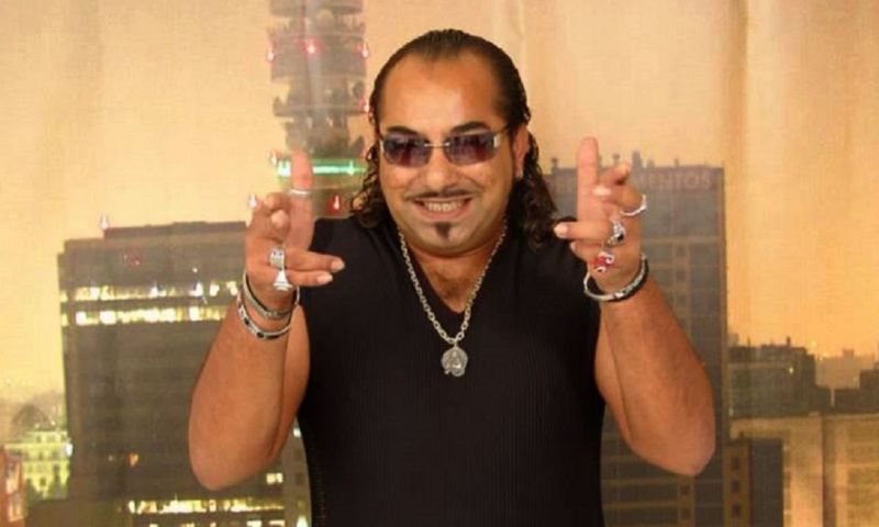 Opt persoane au fost trimise în judecată, după ce doi indivizi au fost prinși la volan cu acte false. Numele manelistului Romeo Fantastik se regăsește în dosar