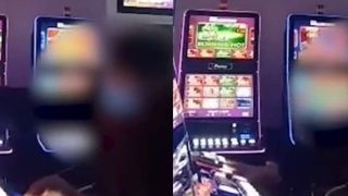 VIDEO - O profesoară din România a fost filmată în timp ce pierdea sume mari de bani la păcănele: „Cine îmi dă mie banii înapoi, 70 de milioane?”