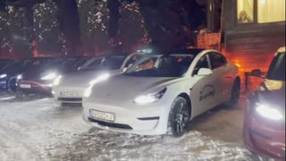 VIDEO | Peste 20 de șoferi din toate colțurile țării s-au adunat în Poiana Brașov, acolo unde au făcut spectacol cu vehiculele electrice