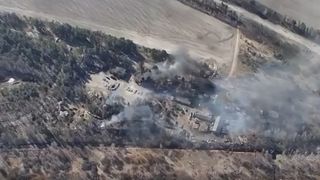 Drumul spre capitala Ucrainei a devenit pentru soldații ruşi cel mai mare coșmar. Imagini uluitoare surprinse cu ajutorul unei drone &icirc;n care blindatele şi camioanele rusești sunt distruse de ucraineni