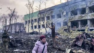 Infernul din Mariupol: Morții sunt îngropați în Parcul din centrul orașului sau prin curțile oamenilor 