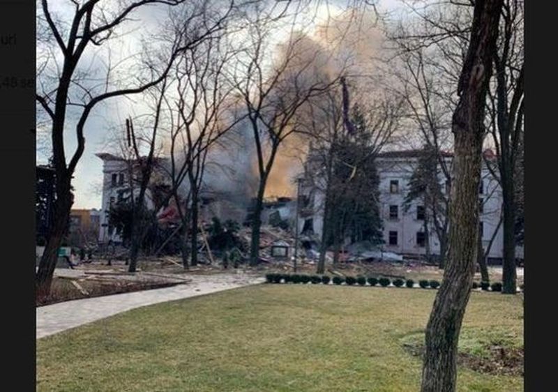 Pagubele totale anunţate de autorităţile din Mariupol: "Nicio clădire nu mai stă în picioare, oamenii beau apă din bălţi şi morţii sunt îngropaţi în gropi comune"