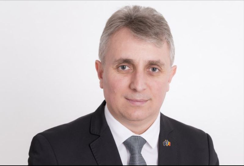 Românii continuă să formeze cozi imense la pașapoarte: „Sunt centre unde cererea e mai mare cu peste 300%”