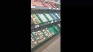 VIDEO - Rafturi goale în Europa, de teama creșterii prețurilor