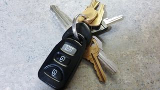 VIDEO - Un hoț a bruiat semnalul de la telecomanda mașinii unui bărbat din județul Neamț și i-a furat peste 3000 de euro