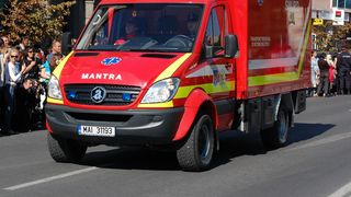 Un stâlp rupt de un camion a căzut peste doi frați gemeni de 12 ani, aflați în curte