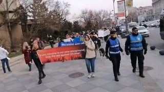 Zeci de persoane participă la un protest organizat în Capitală. Oamenii au scandat "Putin, criminal"