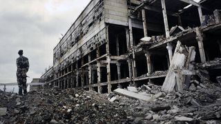 Un obuz a explodat în fața unui bloc din Kiev