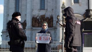Aproape 1.000 de manifestanți anti-război, arestați duminică în Rusia