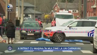 A intrat cu mașina &icirc;n mulțime la un carnaval