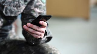 Soldaților din Marea Britanie li se interzice să mai folosească platforma WhatsApp. "Detaliile militare sensibile" ar putea fi accesate de hackerii din Rusia