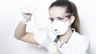 Noua tulpină Deltacron ia proporții în Europa. Avertismentul medicilor: „Formele sunt severe”/Revin restricțiile în România?